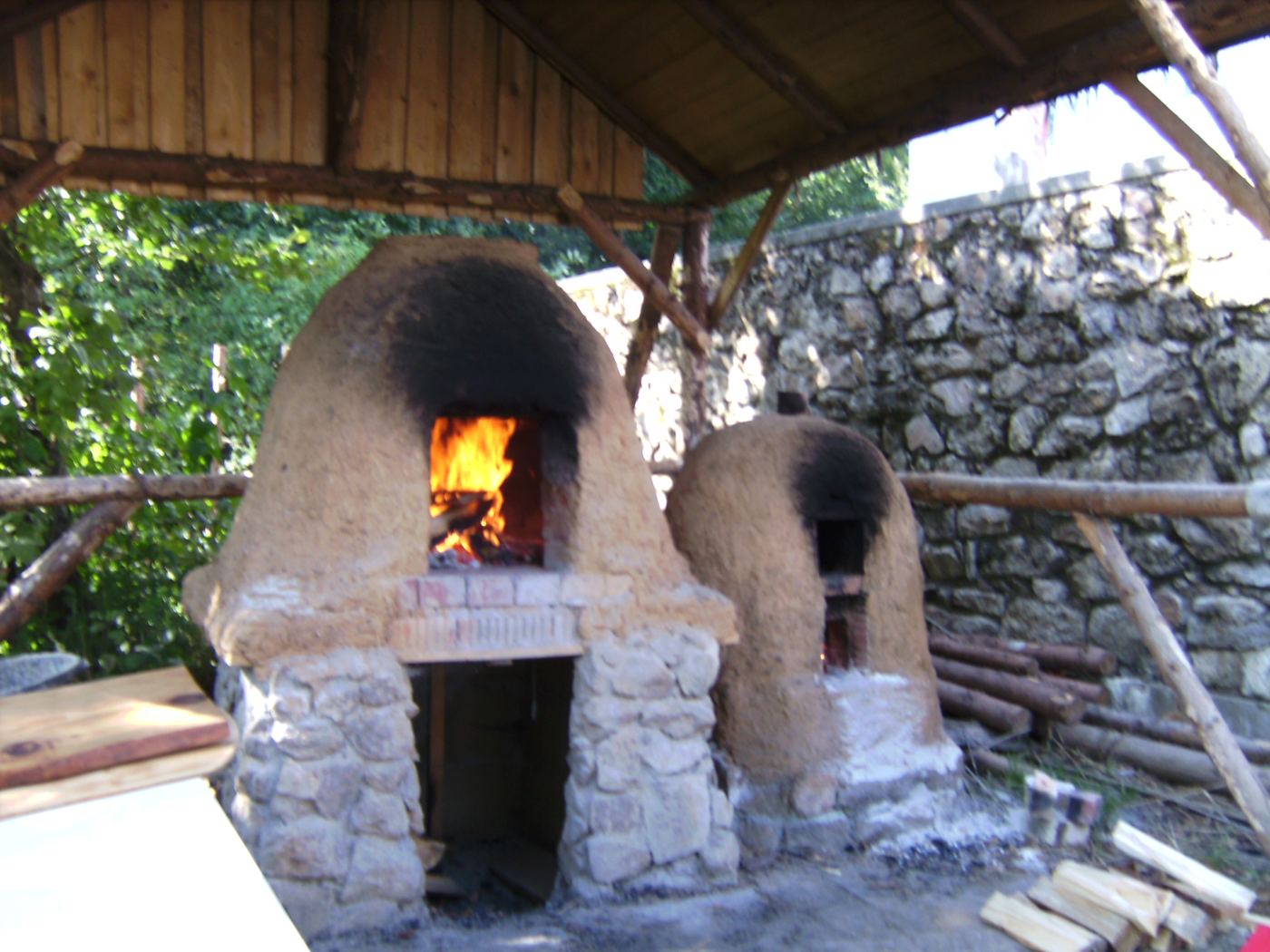 Fertige Lehmöfen mit Feuer