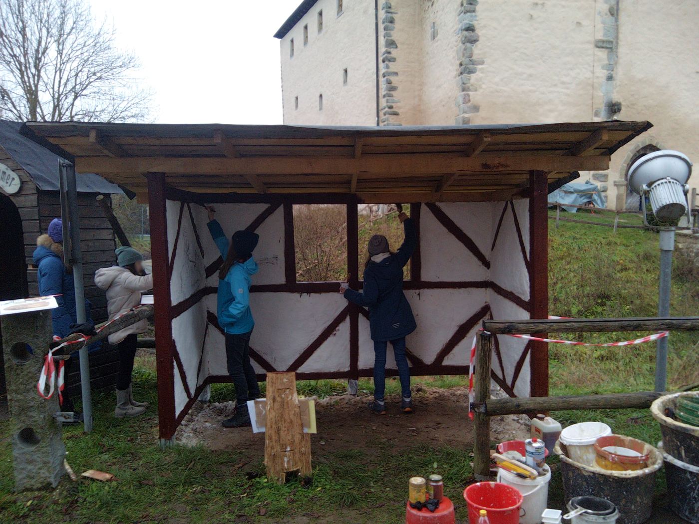 Schulklasse in der offenen Werkstatt an der Burg Trausnitz
